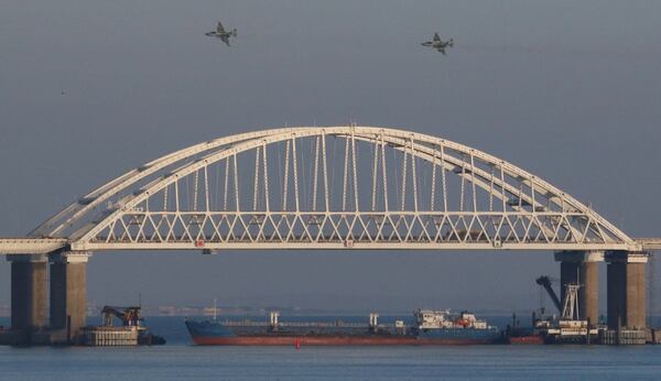 Aviones de combate rusos vuelan sobre el puente que conecta la penÃ­nsula de Crimea con Rusia despuÃ©s que las fuerzas rusas prohibieran el ingreso de navios ucranianos en el Mar de Azov por el estrecho de Kerch (Reuters/Pavel Rebrov)