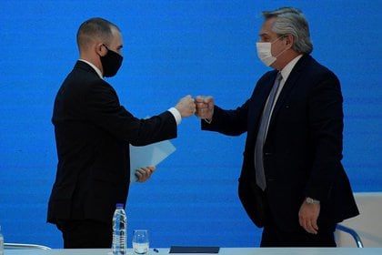 El presidente de Argentina, Alberto Fernández, saluda con choque de puños al ministro de Economía, Martín Guzmán (REUTERS)
