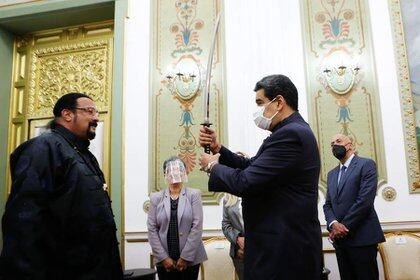 Steven Seagal, le obsequió una espada de samurai a Maduro