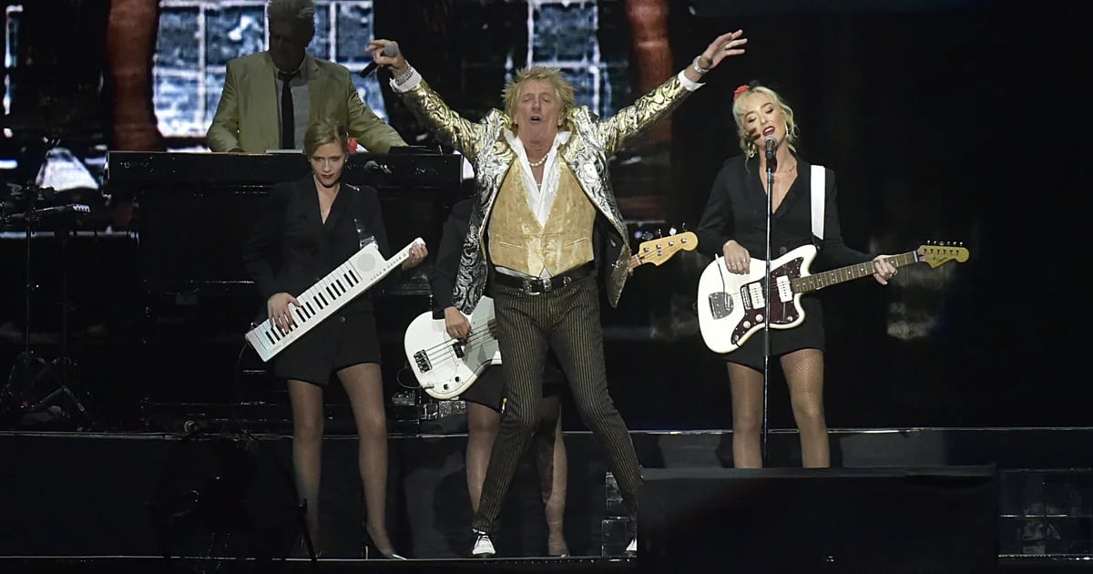 Rod Stewart brilla en Buenos Aires: glamour casual, reinvención de clásicos y homenaje a campeones del mundo