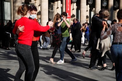 Aficionados bailan tango (REUTERS/Benoit Tessier)