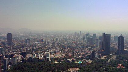 El aire contaminado es visible en Ciudad de México (Photo by ALFREDO ESTRELLA / AFP)