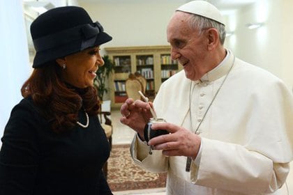 Gestos. El Papa Francisco cuando recibió a la entonces presidenta Cristina Kirchner (AFP)