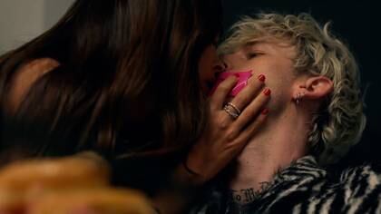 Megan Fox y Machine Gun Kelly en el video de la canción "Bloody Valentine", el último sencillo del rapero