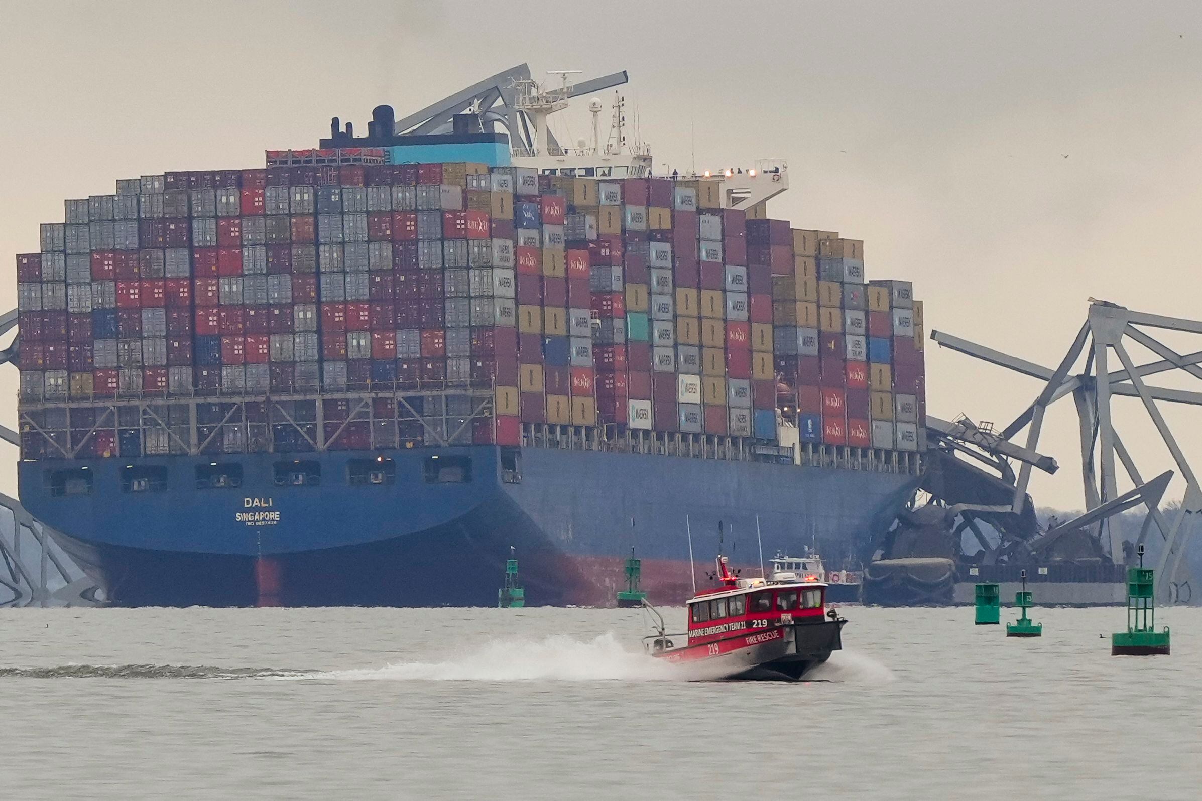 El carguero entre los escombros del puente Francis Scott Key (AP Foto/Matt Rourke)