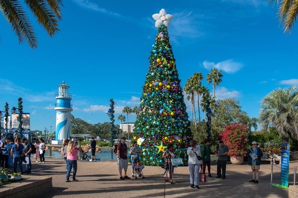 Uno de los pinos navideños que se luce en Disney World en Orlando, Florida, Estados Unidos