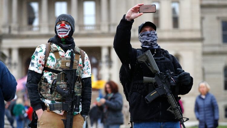 Manifestantes con rifles en el capitolio de Michigan (AP Photo/Paul Sancya)