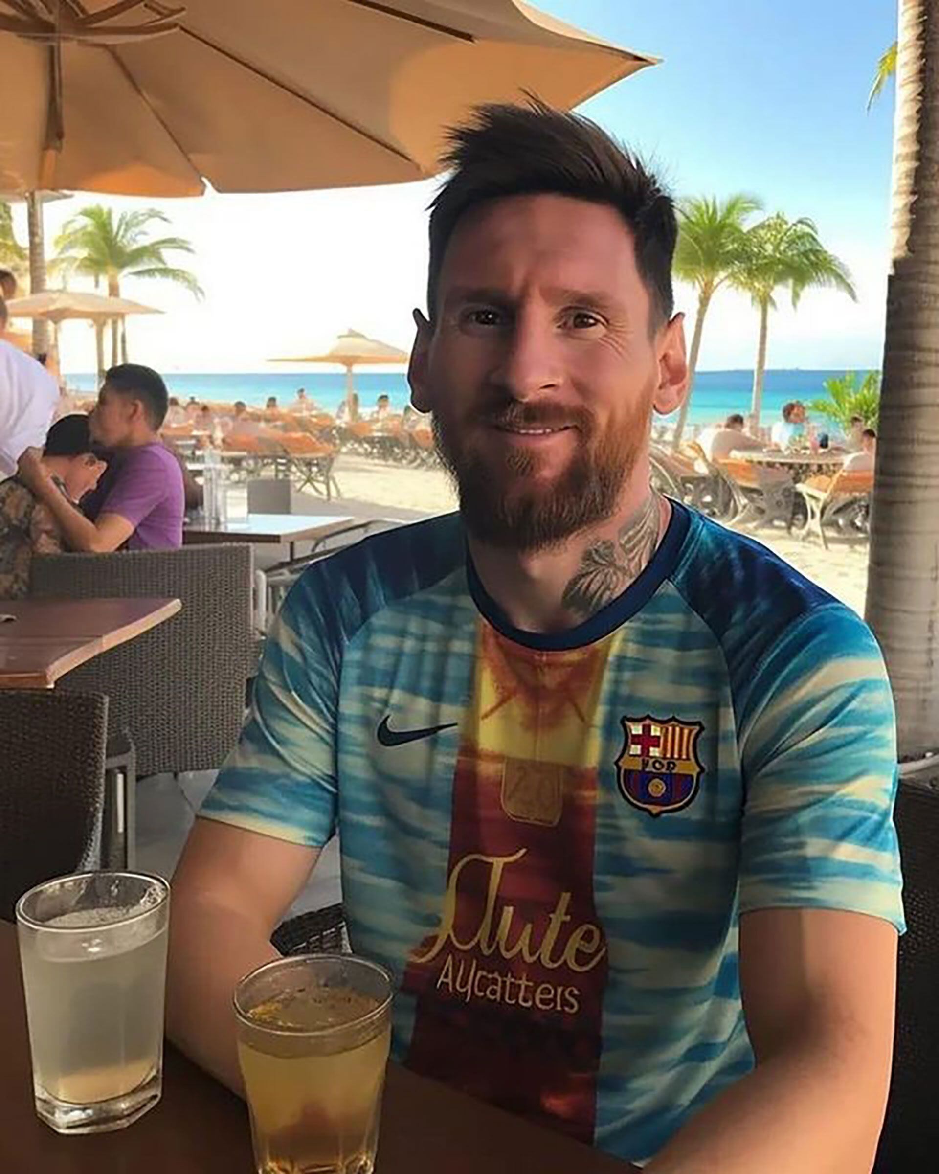 En las imágenes se lo ve a Messi con la camiseta del FCBarcelona (Instagram: @chatgptricks)