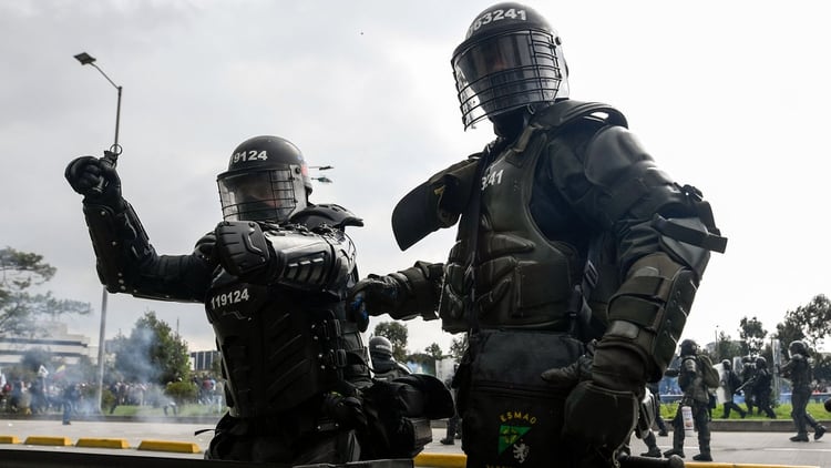 La policía reprimió una manifestación de estudiantes en Bogotá, en el marco del paro nacional de protestas contra Iván Duque (Photo by JUAN BARRETO / AFP)