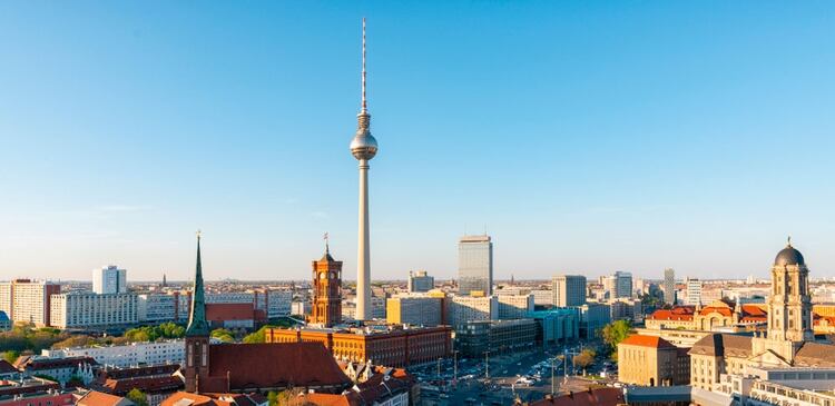 Vista panorámica de Berlín, donde se ve la icónica Torre de la televisión, una estructura del tipo aguja de 250 metros de altura (Shutterstock)