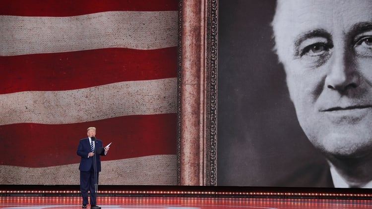 Trump dio un discurso en el escenario durante el evento, con un retrato de Franklin Delano Roosevelt de fondo (Reuters)