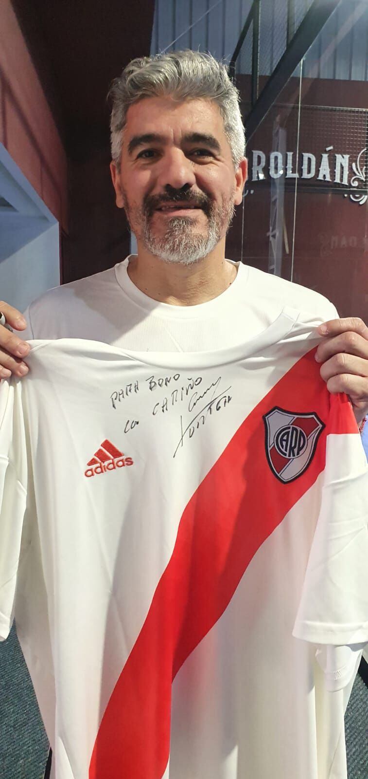 Bono recibió de regalo la camiseta de River Plate firmada por Ariel Ortega