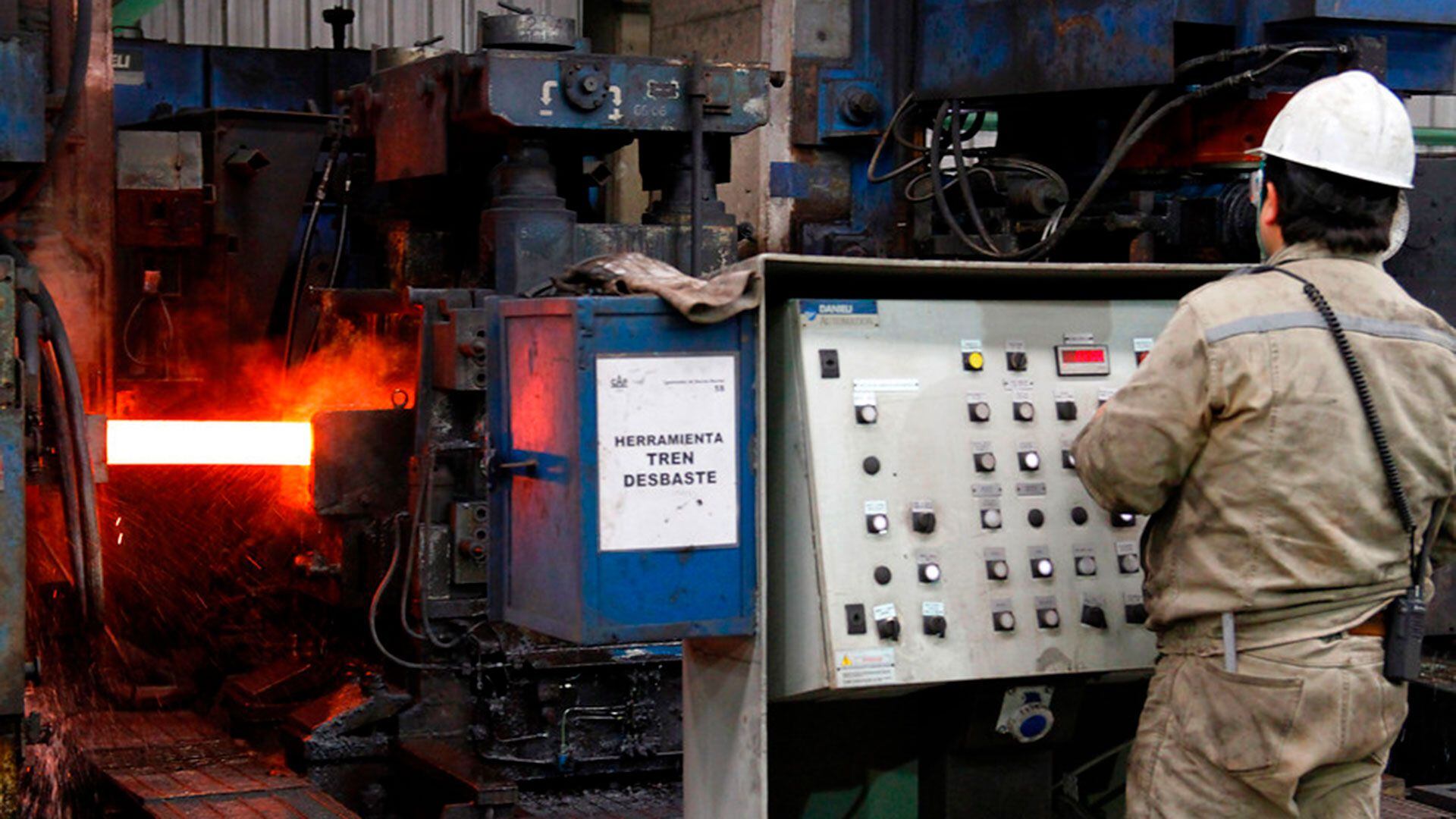 La siderúrgica Huachipato, principal productor de acero chilena, suspendió sus faenas agobiada por la competencia china.
