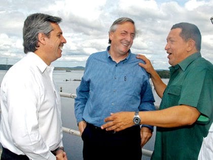 Alberto Fernández, Néstor Kirchner y Hugo Chávez, en noviembre de 2005.