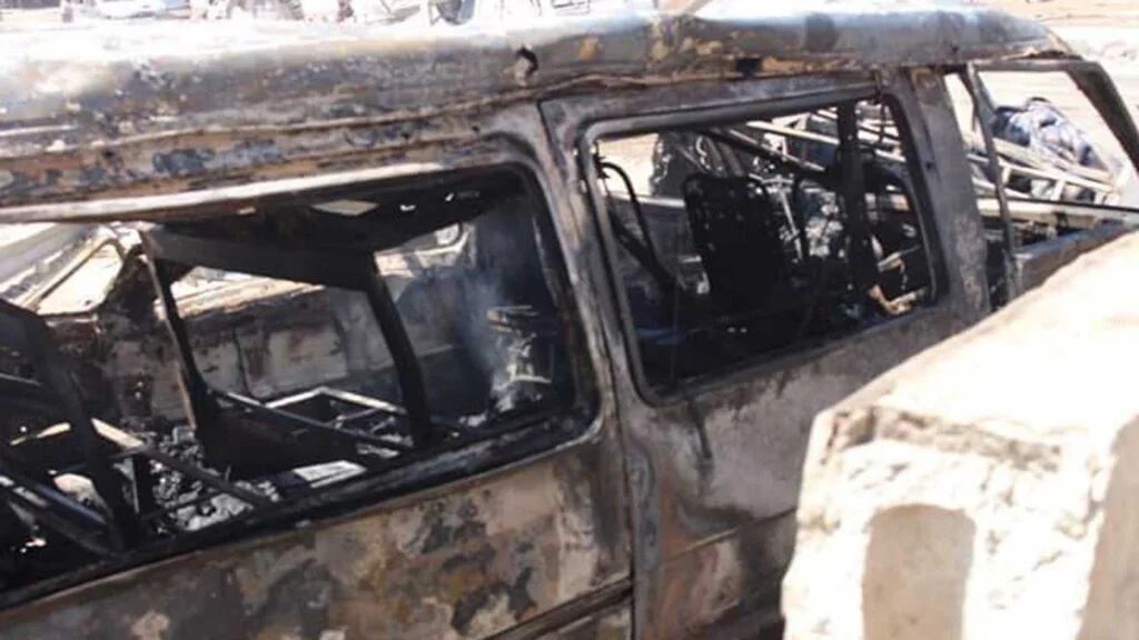 Civiles murieron dentro de autos incendiados por el bombardeo en Atareb, según el OSDH