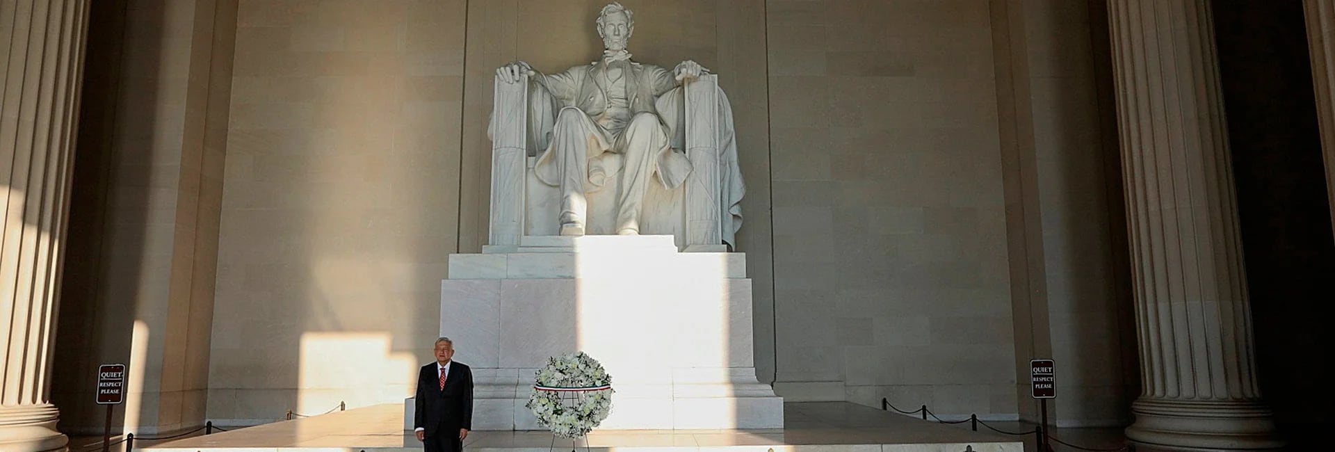 Andrés Manuel López Obrador, frente al monumento a Lincoln este miércoles, en Washington (Foto: EFE) 
