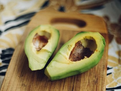 Los aguacates contienen persina, “una toxina fungicida, que puede causar graves problemas de salud -incluso la muerte- en muchos animales”. 
