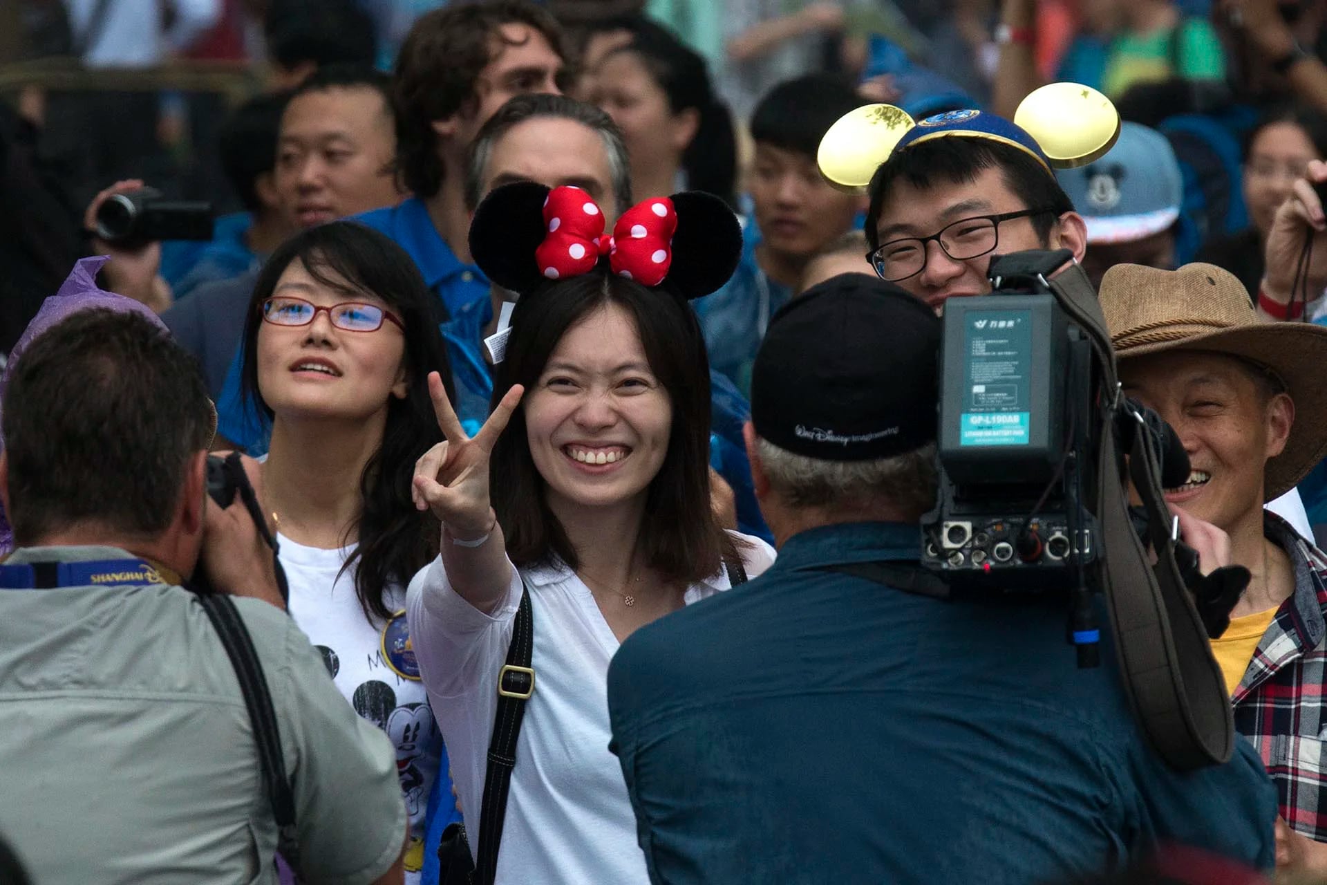 Miles de chinos se acercaron este jueves a la inauguración del primer megaparque de diversiones de Disney (AP)