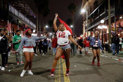 Las autoridades están especialmente preocupadas por las celebraciones realizadas en las calles y residencias particulares tras el partido. En la foto, simpatizantes de los Tamp Bay Buccaneers celebran la victoria de su equipo en el Super Bowl LV (REUTERS/Shannon Stapleton)