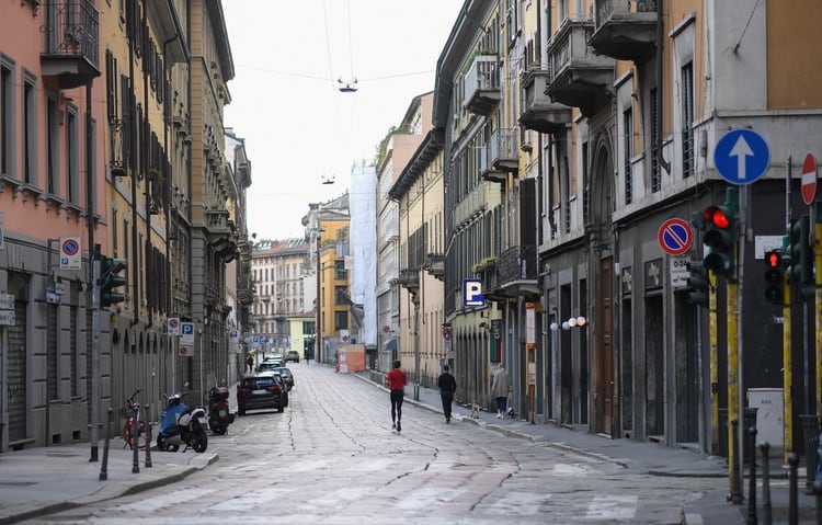 Una calle casi vacía en Milán (REUTERS/Daniele Mascolo)