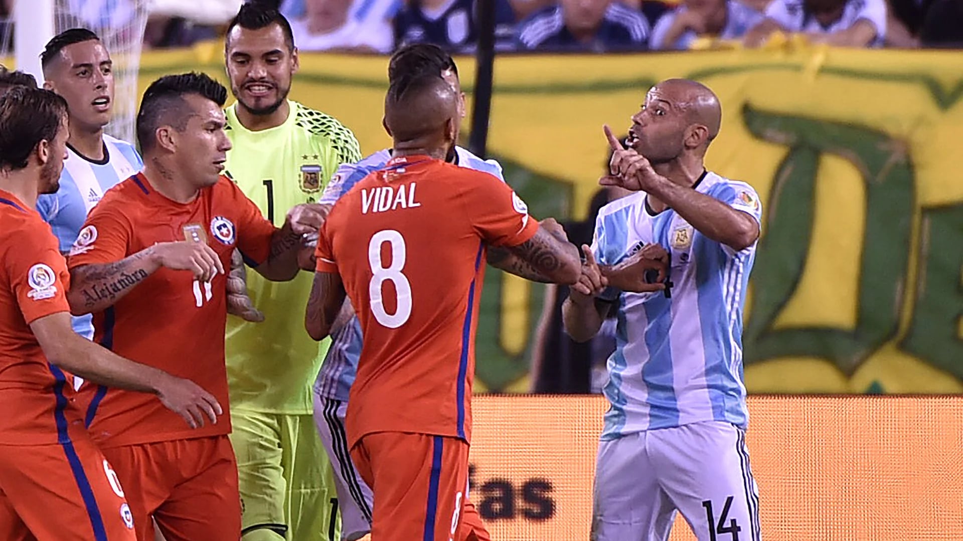 El partido fue friccionado. Marcos Rojo y Marcelo  Díaz vieron la tarjeta roja (AFP)