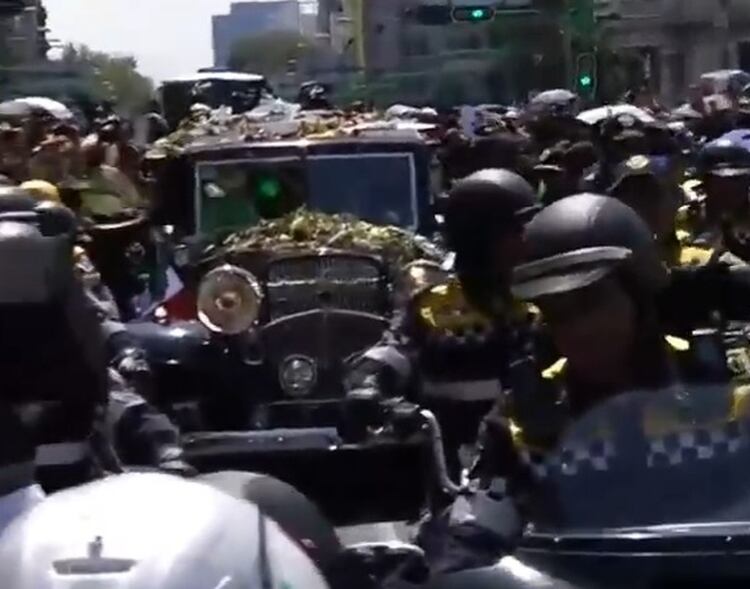 La carroza con flores rumbo a la Basílica (captura de pantalla)