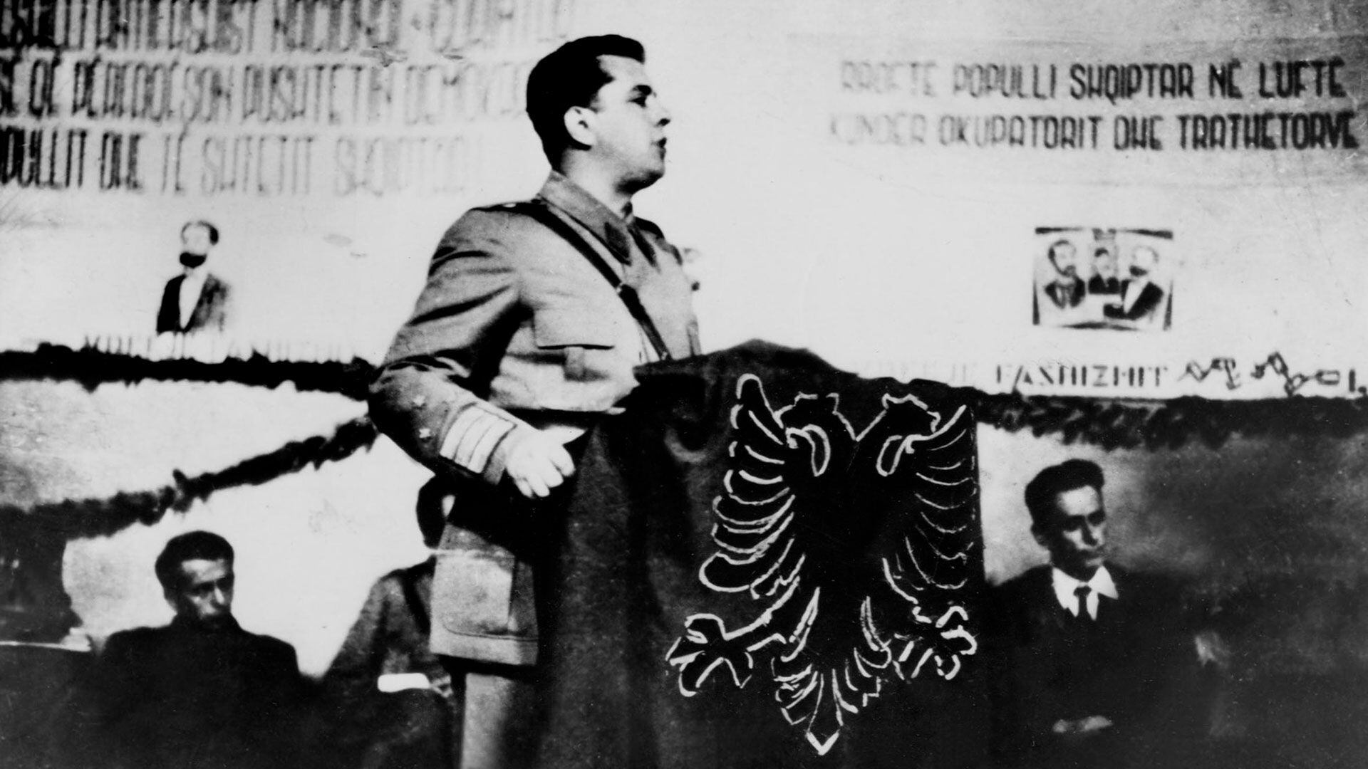 Envr Hoxha, en 1943 se convirtió en secretario general del Partido Comunista de Albania y comandante de las brigadas partisanas que luchaban contra los nazis