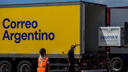El momento de la carga de las vacunas en los camiones del Corre Argentino (Adrián Escandar)