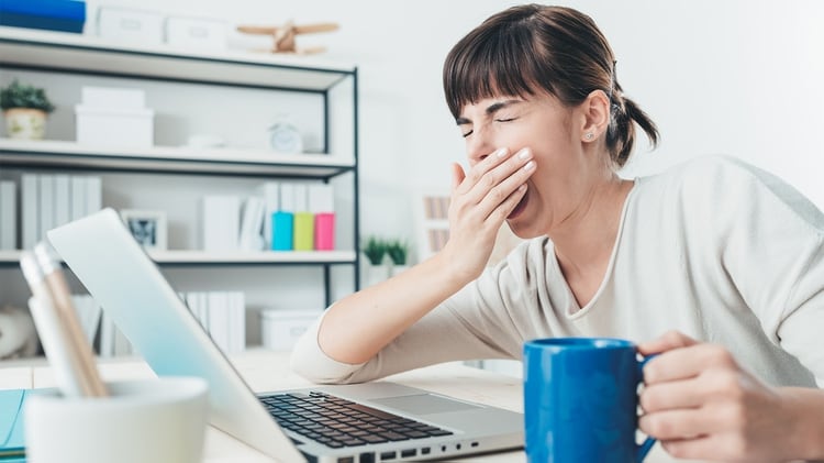 Dormir repara los daños celulares sufridos durante el día, por lo que el descanso nocturno ayuda al sistema inmune a recuperarse (Shutterstock)