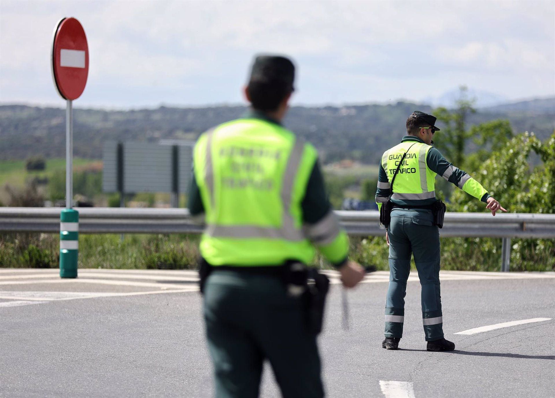 Dos agentes de la Guardia Civil en un control de tráfico (Europa Press)