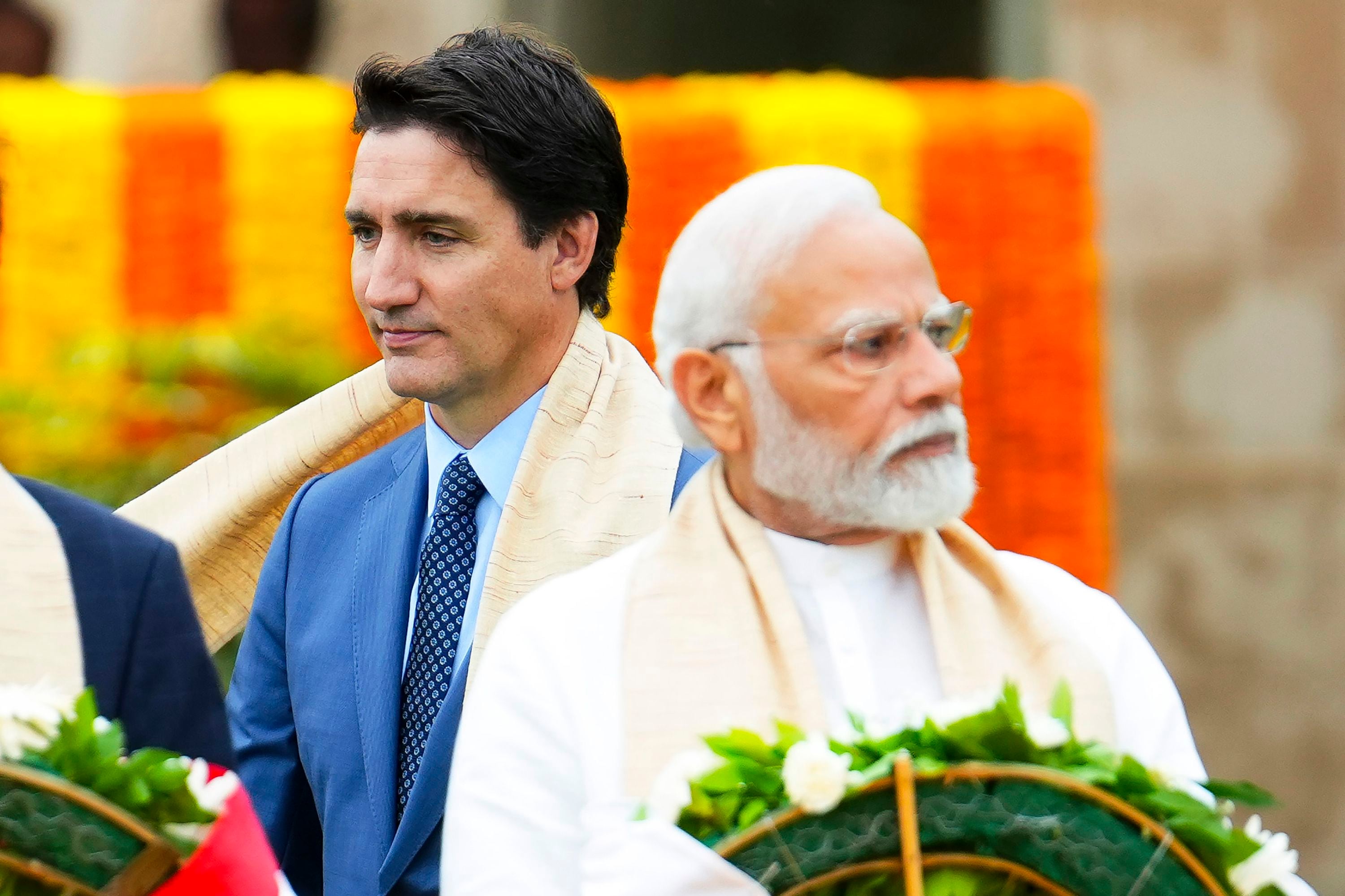 ARCHIVO - El primer ministro canadiense Justin Trudeau pasa detrás del primer ministro indio Narendra Modi (Sean Kilpatrick/The Canadian Press via AP)