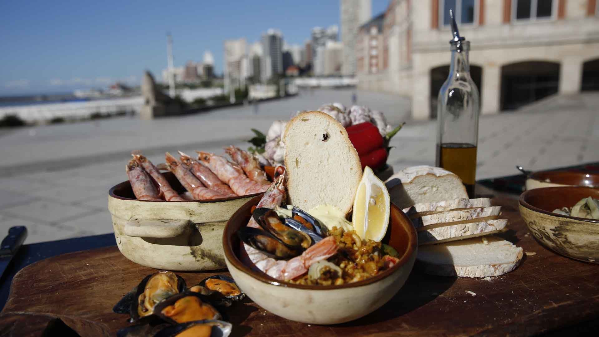 Los platos de mar suelen acompañarse con verduras, hortalizas y frutas cultivadas en el cordón frutihortícola que rodea la ciudad (Turismo Mar del Plata)