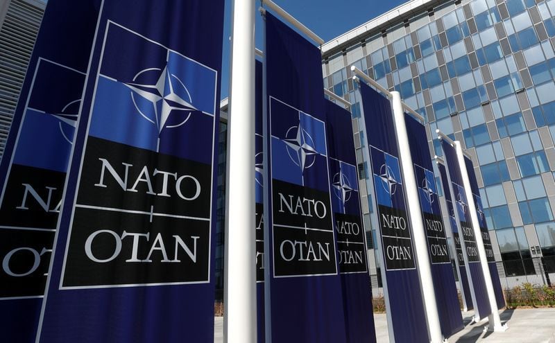 FOTO DE ARCHIVO. Pancartas con el logo de la OTAN colocadas en la entrada de la sede del organismo en Bruselas, Bélgica (REUTERS/Yves Herman)