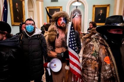 Seguidores de Donald Trump irrumpen en el Capitolio de los Estados Unidos durante unas protestas hoy, en Washington (Estados Unidos). EFE/ JIM LO SCALZO
