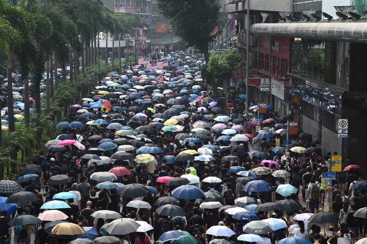 Miles de personas avanzan durante la última manifestación en Hong Kong (Mohd RASFAN / AFP)