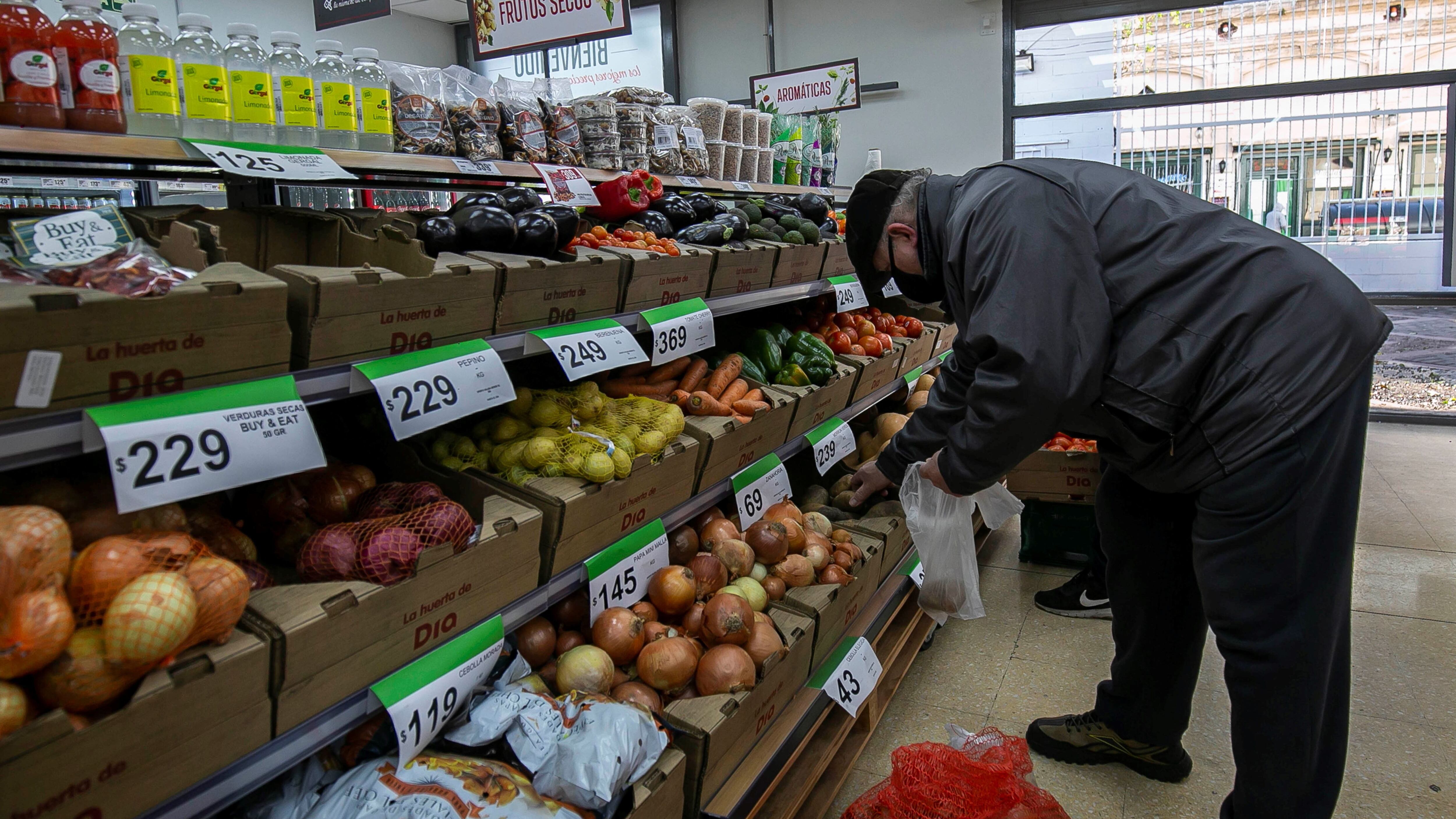 Un hombre elige productos en un supermercado en la Ciudad de Buenos Aires (Argentina), en una fotografía de archivo. EFE/Demian Alday Estévez
