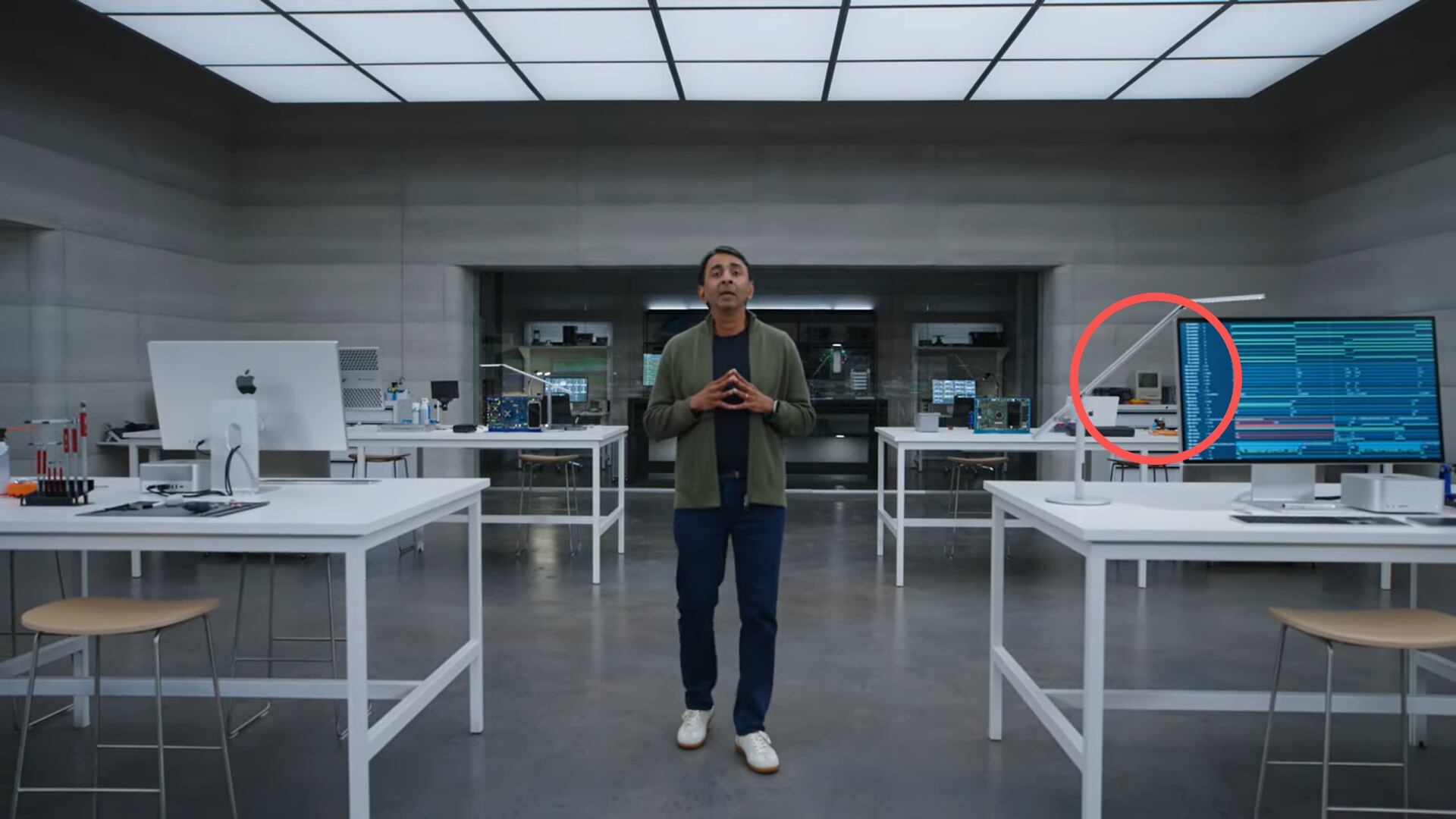 Al fondo de la habitación está la Macintosh. (Infobae)