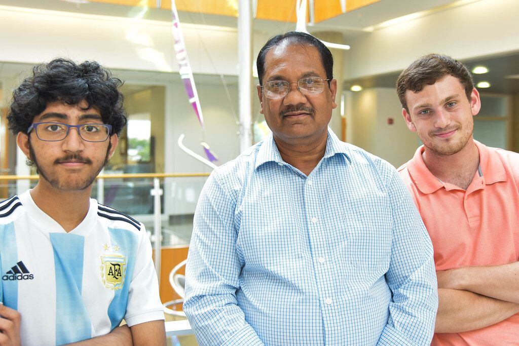 De izquierda a derecha, Saathvik Kannan, Kamal Singh, y Austin Spratt, los investigadores de la variante Ómicron del coronavirus en Estados Unidos/ Davis Suppes, Bond LSC