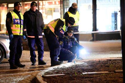 Policías forenses investigan el caso del apuñalamiento en Vetlanda, Suecia. TT News Agency/Mikael Fritzon via REUTERS
