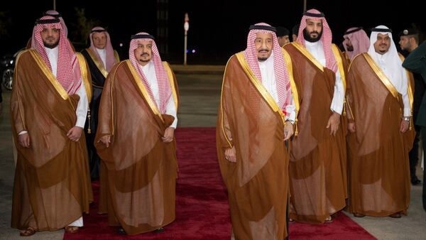 El rey saudita Salman bin Abdulaziz Al Saud, en el centro