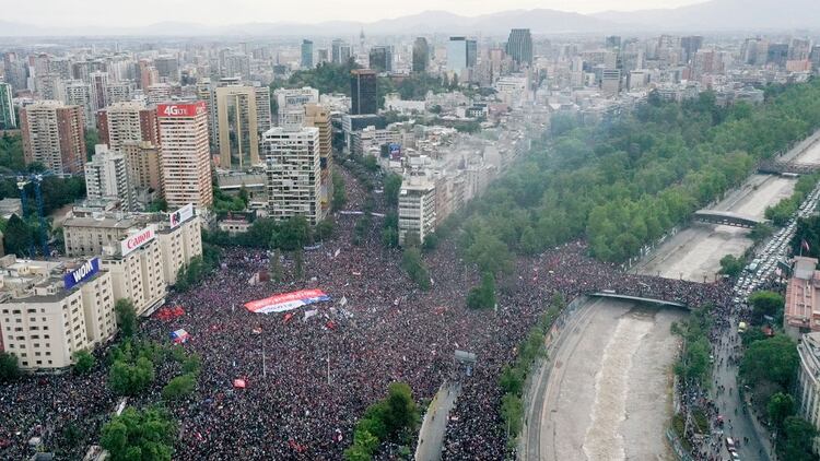 Un millón de personas participaron en Santiago de la manifestación más grande de Chile desde el regreso de la democracia (AFP)