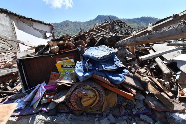 Decenas de habitantes todavía podrían encontrarse bajo los escombros (AFP)