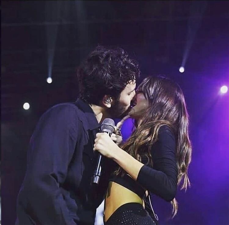 El beso de Tini y Yatra. (Foto: Instagram)