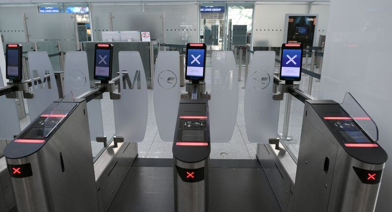 Accesos cerrados en el Aeropuerto Internacional de Múnich, Alemania, 7 abr 2020.
REUTERS/Andreas Gebert