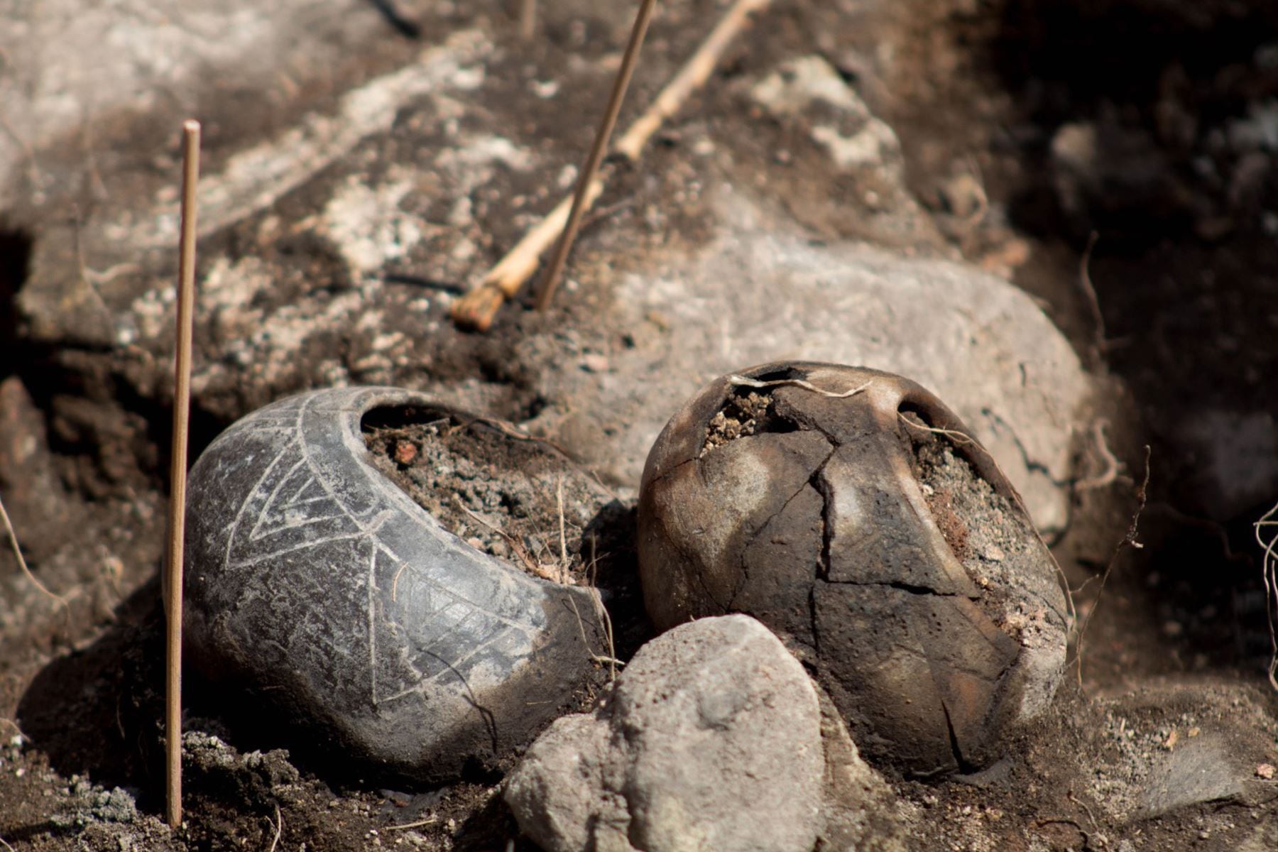 Los cuencos esféricos de cerámica que fueron encontrados junto a los restos óseos del sacerdote - Cajamarca - Perú - 24 de agosto - Crédito: Agencia Andina.