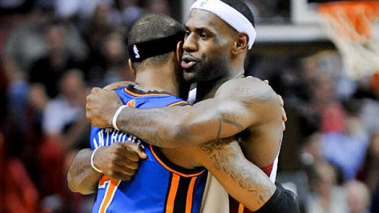 LeBron y un abrazo a Carmelo, dos amigos