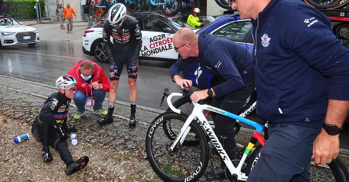 Un cane attacca il campione del mondo di ciclismo al Giro d’Italia e provoca un insolito incidente