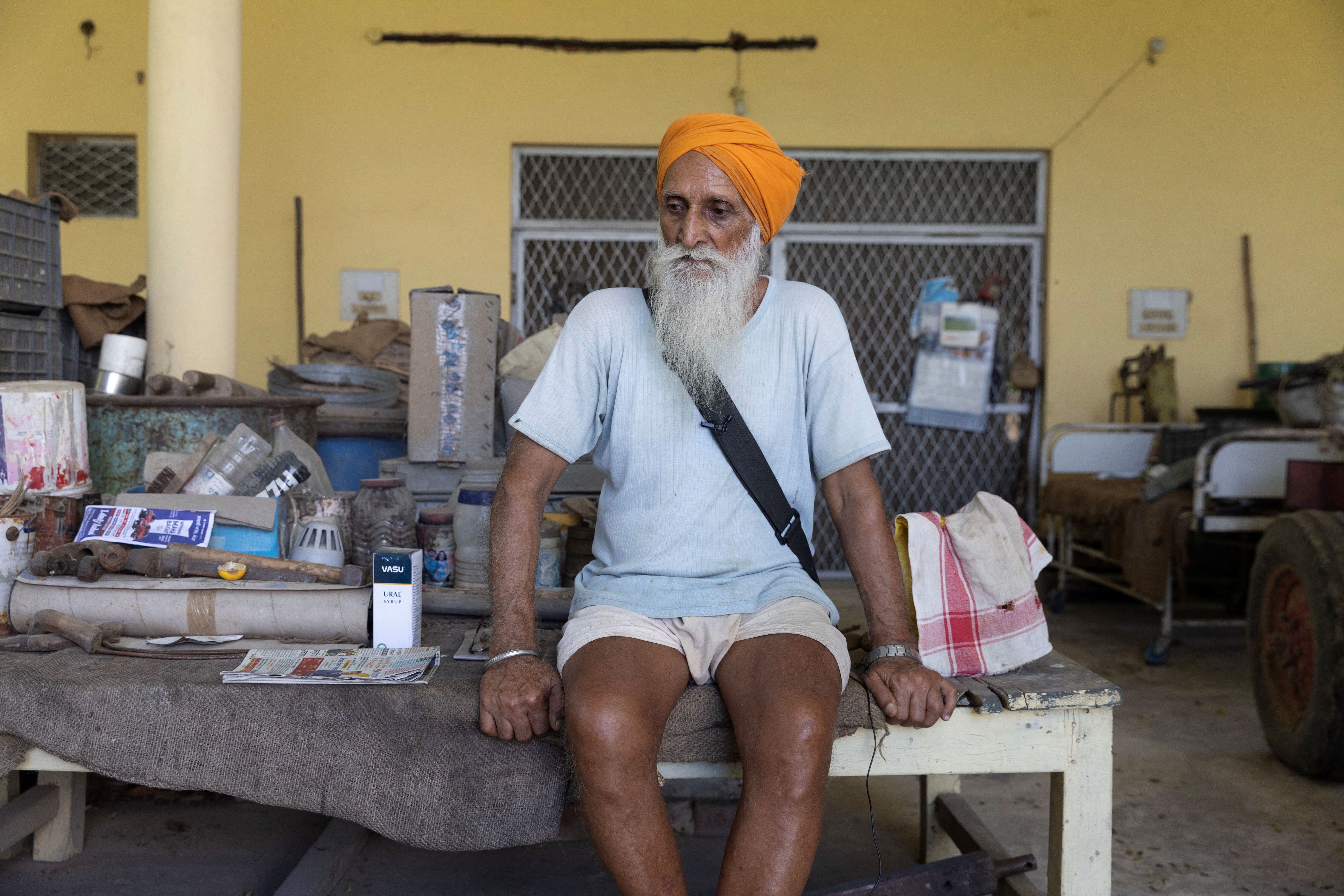 Himmat Singh Nijjar, de 79 años, tío del líder separatista sij Hardeep Singh Nijjar, hace una pausa durante una entrevista con Reuters, en la aldea de Bharsingpura, en el distrito de Jalandhar, en el estado norteño de Punjab, India, el 21 de septiembre de 2023. REUTERS/Adnan Abidi
