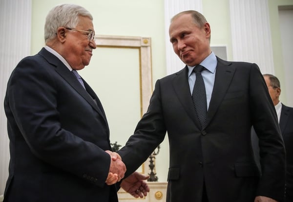 El líder de la Autoridad Nacional Palestina, Mahmoud Abbas, y el presidente ruso Vladimir Putin en el Kremlin (AFP)