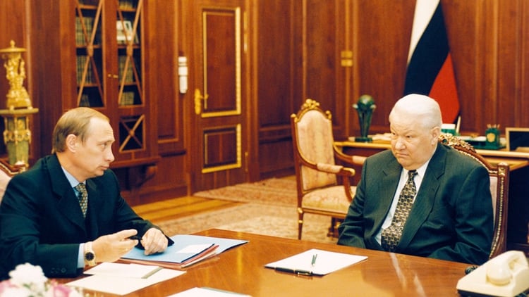 Un joven Vladimir Putin y el entonces presidente ruso, Boris Yeltsin, en el centro del poder ejecutivo. (Shutterstock)